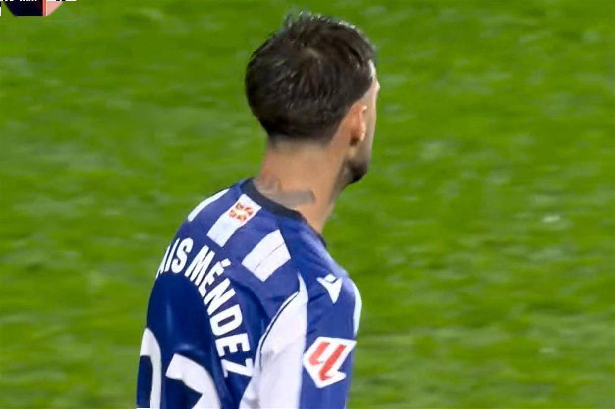 终结11连胜！西甲爆冷门：巴萨1-2皇家社会，皇马机遇来了：落后1分